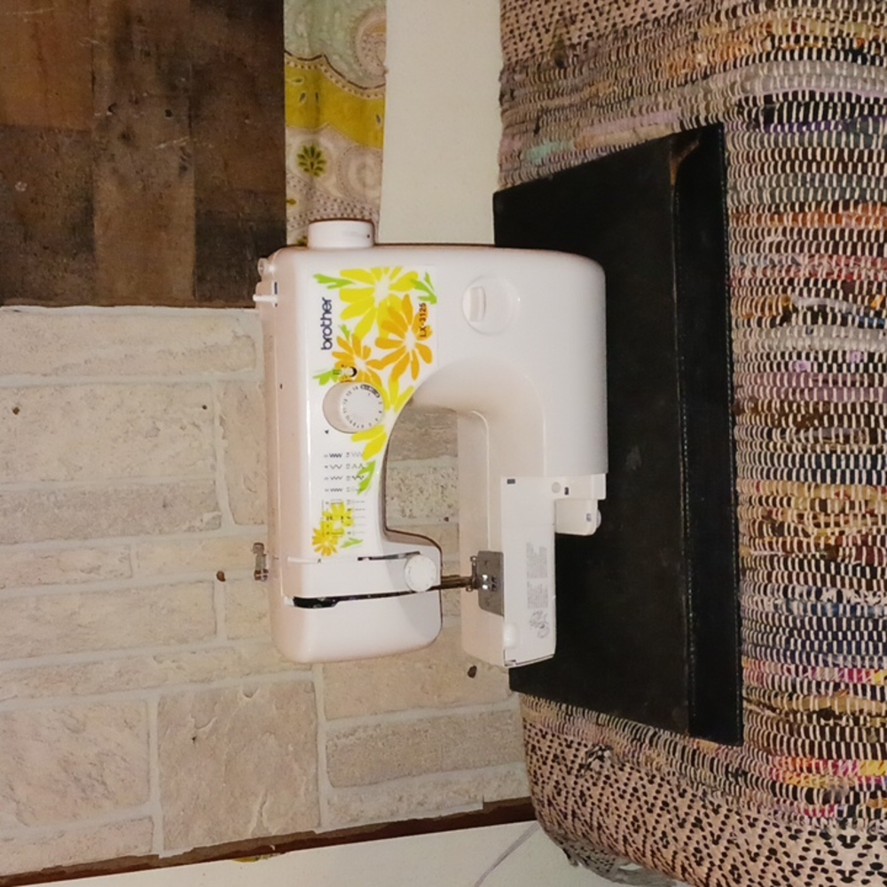 Sewing machine with power cord/footpeddle.